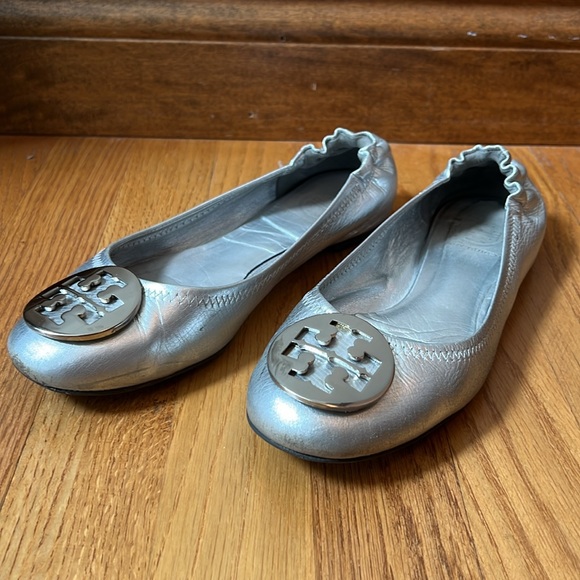 Tory Burch Reva Logo Silver Ballet Flat 7 - Picture 8 of 14